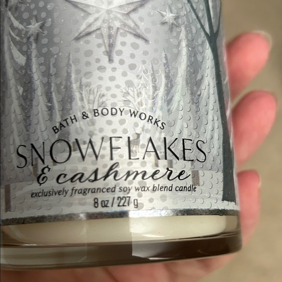 Bath & Body Works Snowflakes & Cashmere Candle, 8 oz - Picture 2 of 3